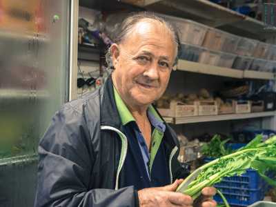 Prendiamo ora sulla sinistra via Omodeo: sotto un portico si trova un piccolo mercato comunale, dove � possibile comprare fiori, frutta, pesce e casalinghi. �Le nostre bancarelle sono presenti qui dagli anni 60�, ci spiega il 73enne signor Gaetano detto �Nanuccio�, proprietario del negozio di frutta e verdura